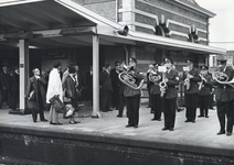 171156 Afbeelding van het muziekkorps van de Delftse Politiemuziekvereniging Excelsior op het perron van het ...